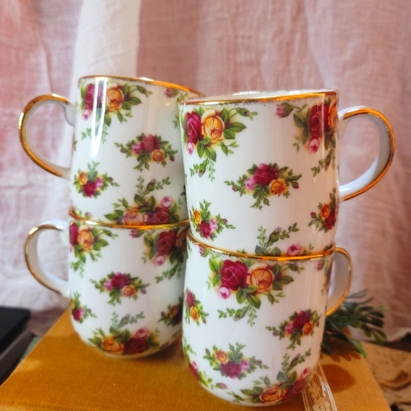 Royal Albert Old Country Roses tea cups - Picture 2 of 3